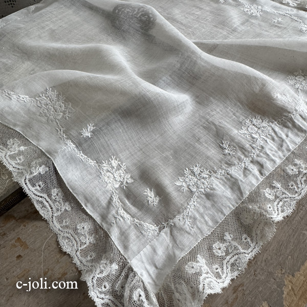【日本発送】E-591　フランスアンティークハンカチ　19世紀ホワイトワーク手刺繍リネン＆レースハンカチ 46x45cm