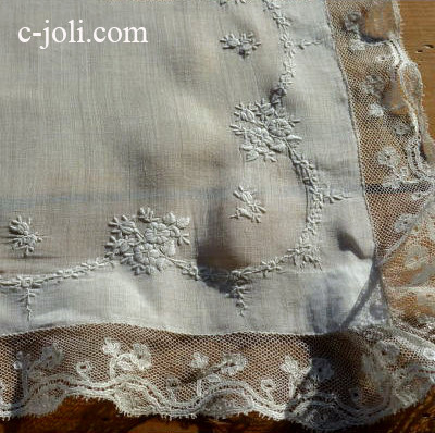 【日本発送】E-591　フランスアンティークハンカチ　19世紀ホワイトワーク手刺繍リネン＆レースハンカチ 46x45cm