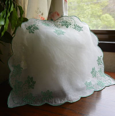 【日本発送】E-616　イギリスアンティークリネンティーコージー/ティーコゼ　麻ローン手刺繍