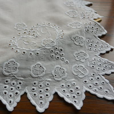 【日本発送】E-625　フランスアンティークハンカチ　手刺繍コットンローンハンカチ