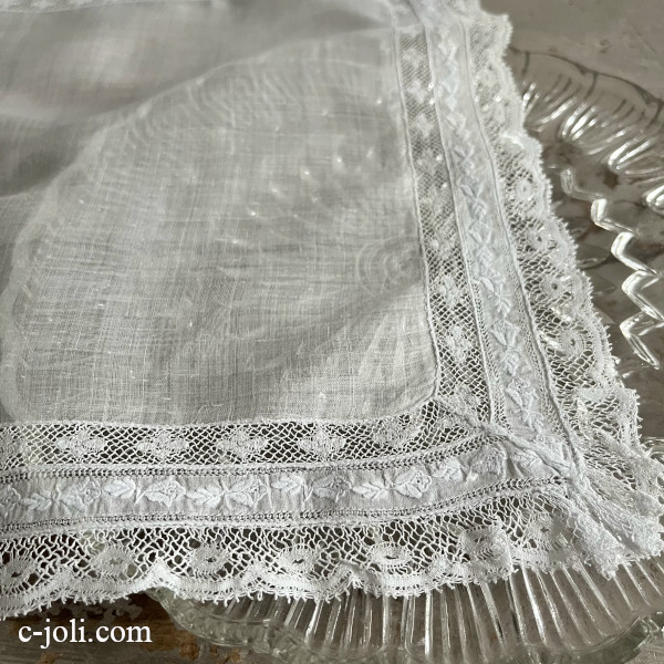 【日本発送】E-626　フランスアンティークハンカチ　19世紀手刺繍＆レース麻ローンハンカチ