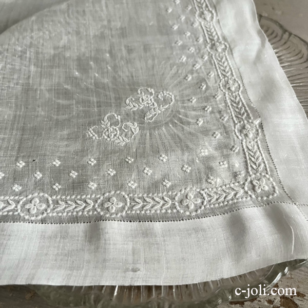 【日本発送】E-655　フランスアンティークレースハンカチ　19世紀手刺繍＆麻ローンハンカチ