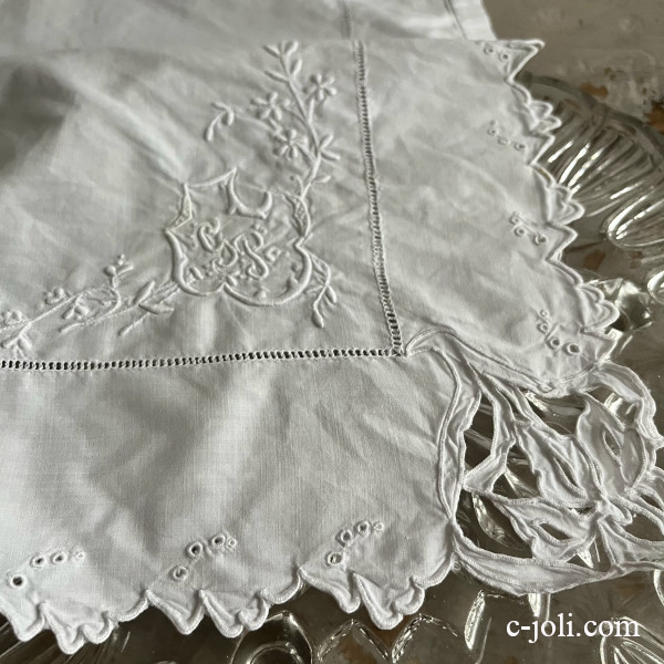 【日本発送】E-671　フランスアンティークレースハンカチ　カットワーク手刺繍コットン