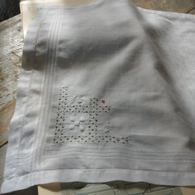 【日本発送】E-703　フランスアンティークハンカチ　手刺繍＆ドロンワークコットン 30.5x30.5cm