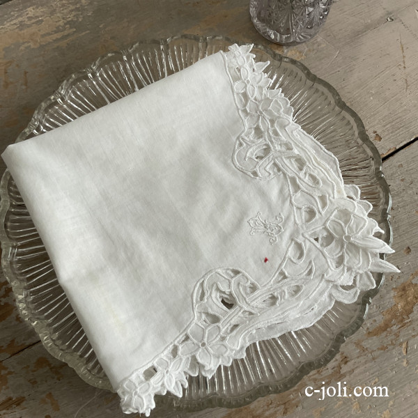 【日本発送】E-737　フランスアンティークローンハンカチ　綿ローン＆カットワーク手刺繍 34.5x33cm
