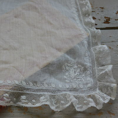 E-760　フランスアンティークハンカチ　19世紀ホワイトワーク手刺繍リネンローン＆レースハンカチ 53x52cm