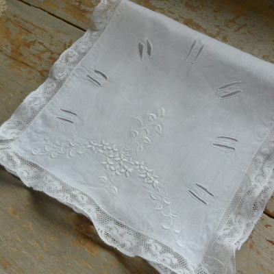 【日本発送】E-761　フランスアンティークレース＆リネンハンカチケース　手刺繍リネンローン＆レース