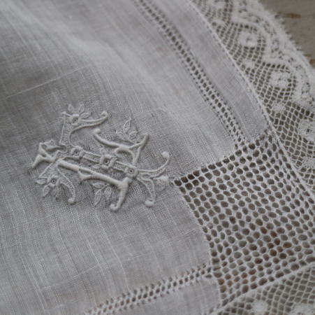 【日本発送】E-774　フランスアンティークハンカチ　19世紀ホワイトワーク手刺繍リネンローン＆レースハンカチ 32x32cm