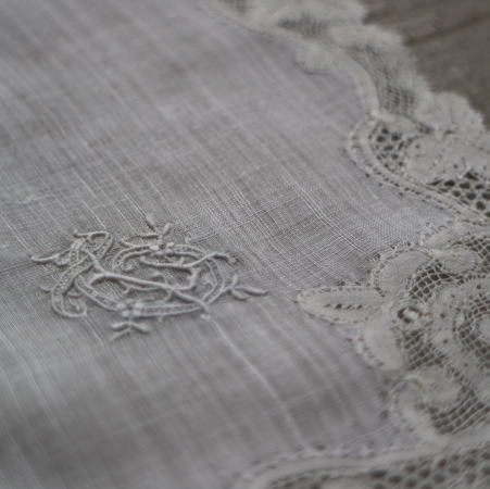 【日本発送】E-775　フランスアンティークハンカチ　19世紀ホワイトワーク手刺繍リネンローン＆レースハンカチ 30x29cm