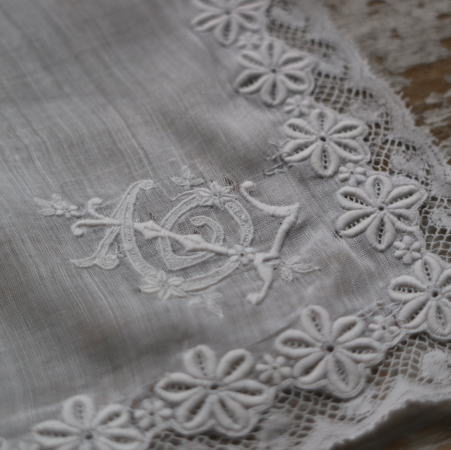 【日本発送】E-776　フランスアンティークハンカチ　19世紀ホワイトワーク手刺繍リネンローン＆レースハンカチ 32x32cm