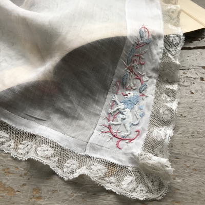 【日本発送】E-793　フランスアンティークハンカチ　19世紀ホワイトワーク手刺繍リネンローン＆レースハンカチ 41x40cm