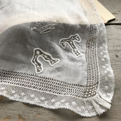 【日本発送】E-794　フランスアンティークハンカチ　19世紀ホワイトワーク手刺繍リネンローン＆レースハンカチ 51x49cm