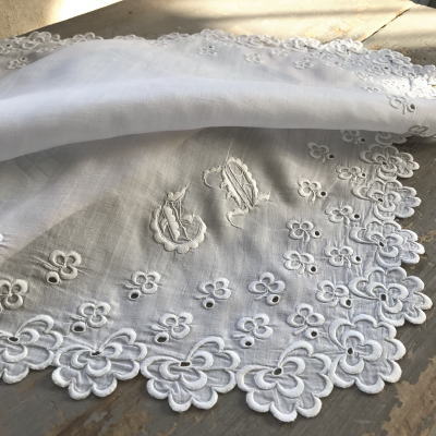 【日本発送】E-808　フランスアンティーク刺繍ハンカチ　19世紀ホワイトワーク手刺繍リネンローンハンカチ 46x47cm