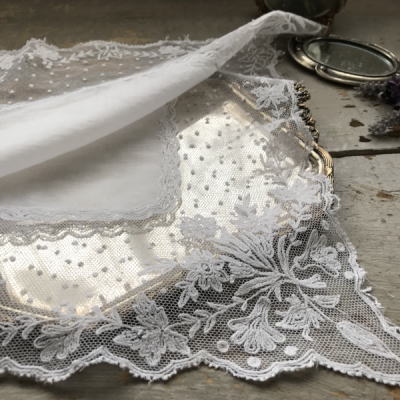 E-841 フランスアンティークハンカチ　20世紀初頭コットンローン＆チュールレースハンカチ 36x36.5cm