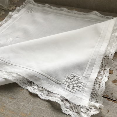 E-865　フランスアンティークハンカチ　19世紀綿ローン＆ハンドワークレースハンカチ 41x40cm