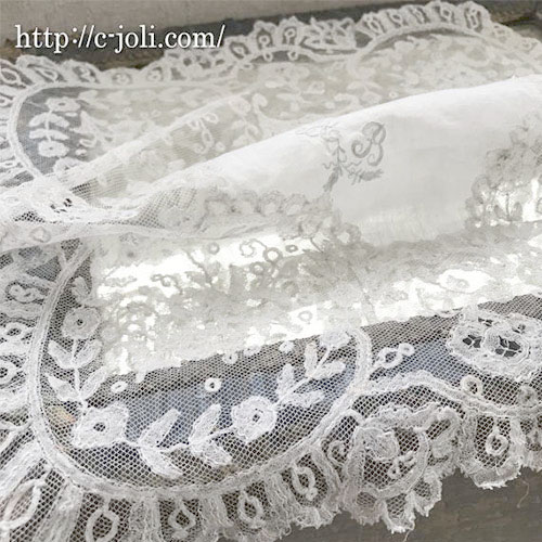 【日本発送】E-893　フランスアンティークハンカチ　19世紀ホワイトワーク手刺繍モノグラム綿ローン＆ボビンレースハンカチ 37x34cm