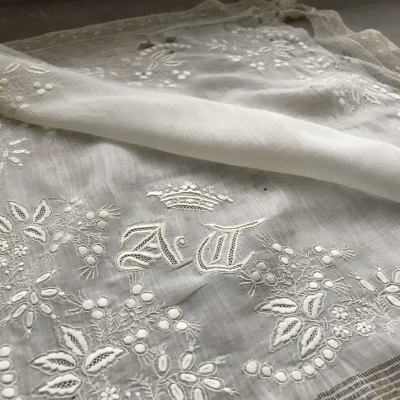 E-915　フランスアンティークレースハンカチ　19世紀ホワイトワーク手刺繍モノグラム麻ローン＆ボビンレースハンカチ 45x45cm