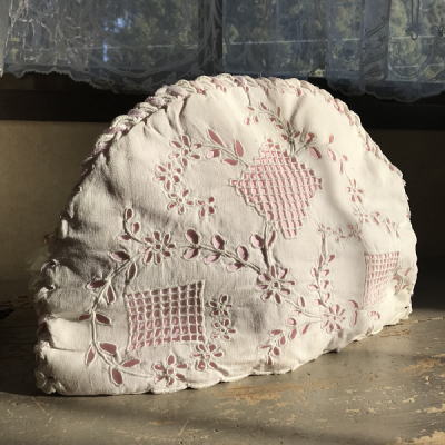 E-918　フランスアンティークリネンティーコージー/ティーコゼ　カットワーク手刺繍リネン 39x25cm
