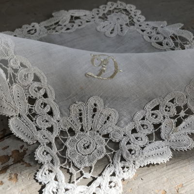 E-923 フランスアンティークレースハンカチ　ボビンレース＆麻ローンハンカチ 28x31cm
