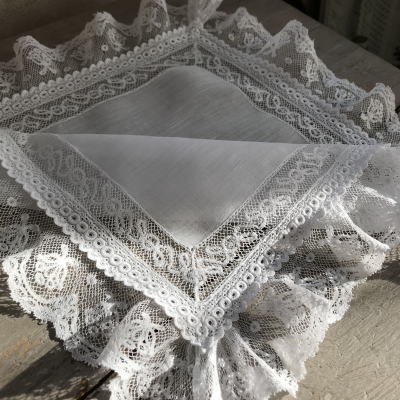 E-926 フランスアンティークレースハンカチ　ホワイトワーク手刺繍リネンローン＆ヴァランシエンヌレースハンカチ 35x35cm