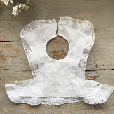 E-945 フランスアンティークドールスタイ/ベビースタイ/ベビービブ　手刺繍コットン＆レース