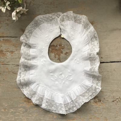 E-946 フランスアンティークドールスタイ/ベビースタイ/ベビービブ　手刺繍コットン＆ハンドメイドレース