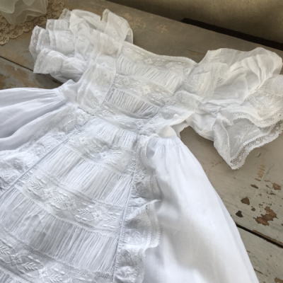 E-961 フランスアンティークベビードレス/ドールドレス　19世紀ホワイトワーク手刺繍コットン＆レース 57cm
