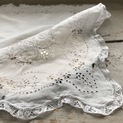 E-976 フランスアンティークレースハンカチ　カットワーク手刺繍モノグラム綿ローン＆レースハンカチ 42x42cm