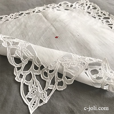 【パリ発送】E-996 フランスアンティークリネンハンカチ　カットワーク手刺繍リネン＆教会チャーチ赤刺繍クロス 29x27cm