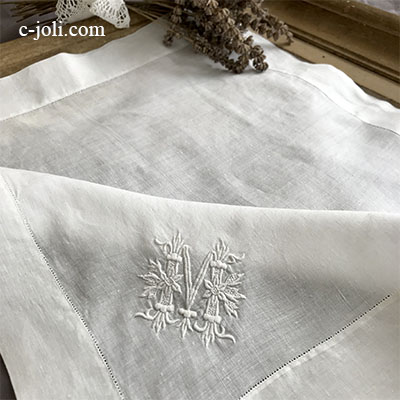 【パリ発送】E1012 フランスアンティーク刺繍ハンカチ　手刺繍モノグラムリネンローンハンカチ 41x40cm