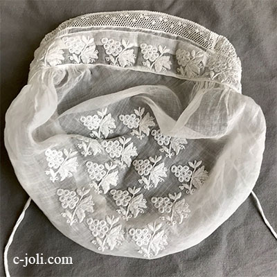 【パリ発送】E1014 フランスアンティーク手刺繍チャイルドボネ/ベビーボネ　ホワイトワーク麻ローン＆ヴァランシエンヌレースチャイルドハット/ベビー帽子