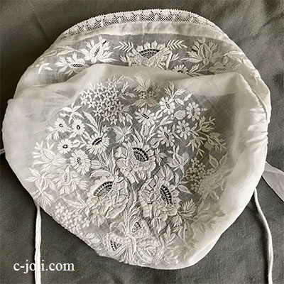 【パリ発送】E1015 フランスアンティーク手刺繍チャイルドボネ/ベビーボネ　ホワイトワーク綿ローン＆ヴァランシエンヌレースチャイルドハット/ベビー帽子