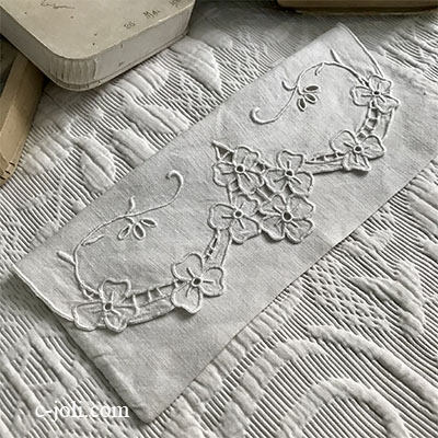 【パリ発送】E1017 フランスアンティークリネンテーブルナプキンケース　カットワーク手刺繍リネンケース 24x10.5cm