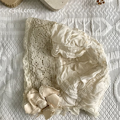 【パリ発送】E1023 フランスアンティークベビーハット/ベビー帽子/ベビーボネ　手刺繍コットンローン＆フィレレース