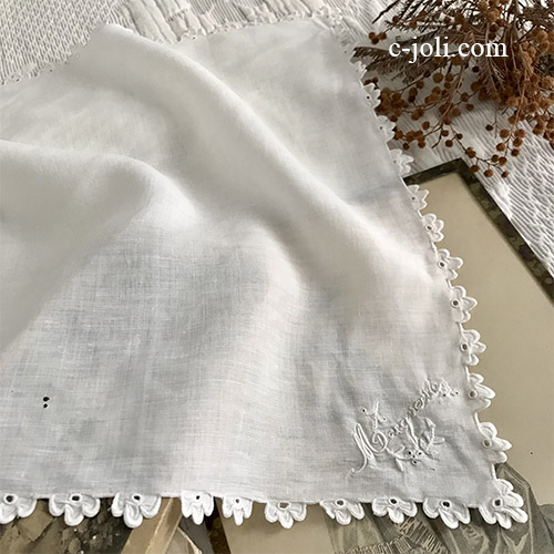 【パリ発送】E1055 フランスアンティークリネンハンカチ　手刺繍リネンハンカチ 33x32cm