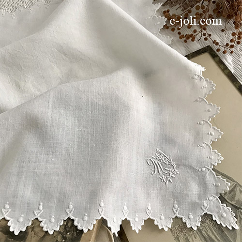 【パリ発送】E1057 フランスアンティークリネンハンカチ　手刺繍モノグラムハンカチ 36x35cm