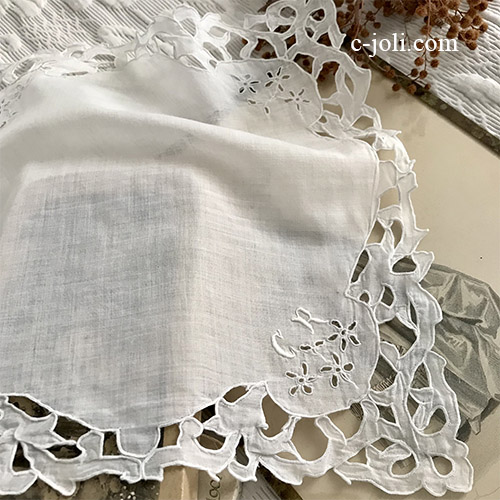 【パリ発送】E1060 フランスアンティークコットンハンカチ　カットワーク手刺繍コットン＆手刺繍モノグラムハンカチ 28x26cm