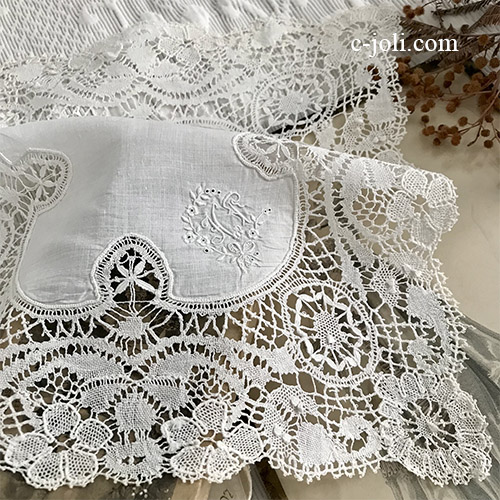 【パリ発送】E1064 フランスアンティークレース＆リネンハンカチ　ボビンレース＆手刺繍モノグラムハンカチ 27x27cm