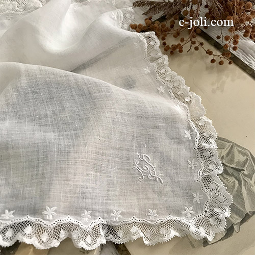 【パリ発送】E1065 フランスアンティークレース＆ローンハンカチ　手刺繍モノグラム綿ローン＆レースハンカチ 32x31cm