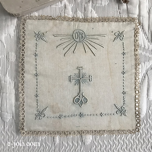 【パリ発送】E1067 フランスアンティークチャーチ（教会）カリス・パル　手刺繍リネン＆タティングレース