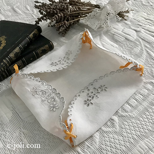 【パリ発送】E1072 フランスアンティークカットワーク手刺繍リネンブレッドクロス