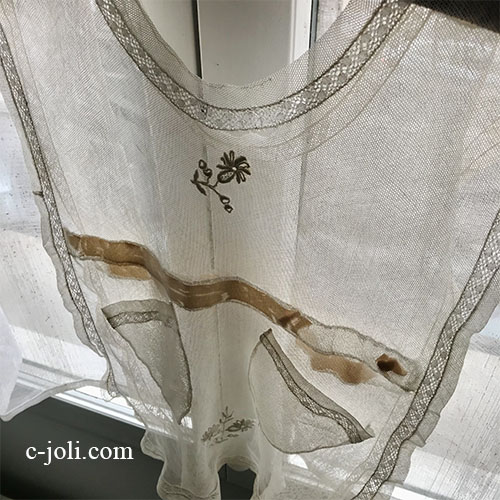 【パリ発送】E1082 フランスアンティークドール/チャイルドスタイ/チャイルドビブ/エプロン　手刺繍＆チュールレース 47cm