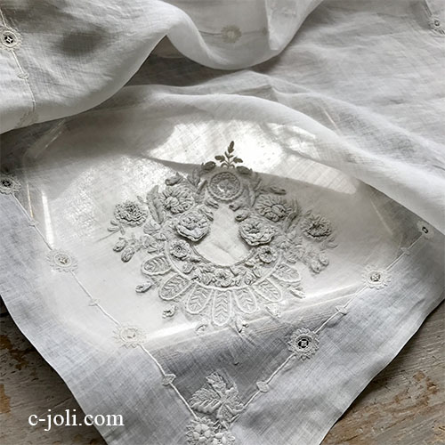 E1090 フランスアンティークブライダルハンカチ　手刺繍ホワイトワーク麻ローン花嫁ハンカチ 41x40cm