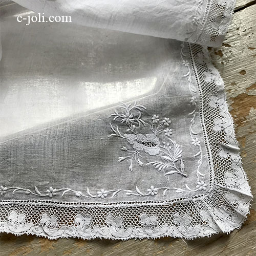 E1091 フランスアンティークブライダルハンカチ　ホワイトワーク手刺繍リネンローン＆ヴァランシエンヌレース花嫁ハンカチ 50x50cm