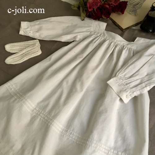 【日本発送】E1128 フランスアンティークベビードレス/ベビー服＆ソックス　コットンベビードレス＆ニット靴下 51cm