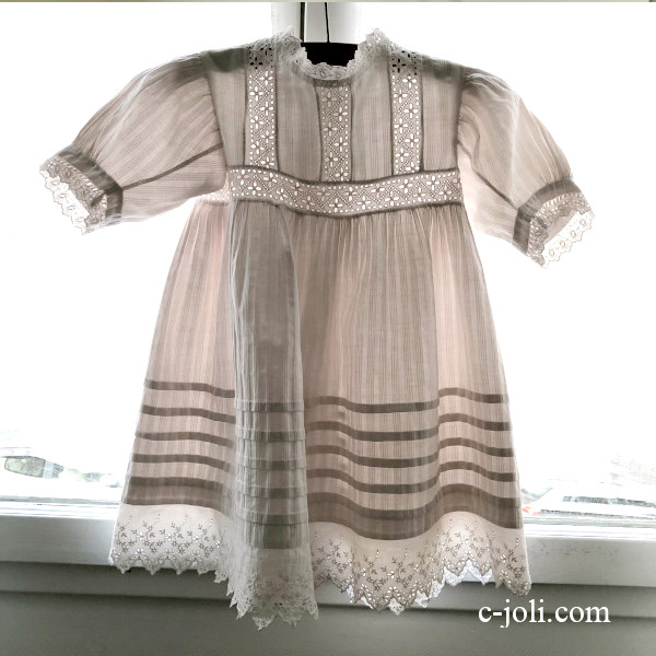 【パリ発送】E1130 フランスアンティークベビードレス/ベビーワンピース/ベビー服　ピンクコットン＆カットワーク手刺繍 50cm