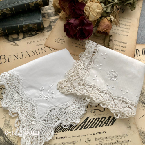 【パリ発送】E1155 フランスアンティークレース＆刺繍ハンカチ2枚　麻ローン手刺繍＆ボビンレース/手刺繍コットン＆ボビンレースハンカチ