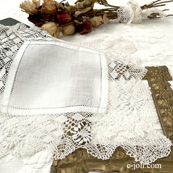 【パリ発送】E1208フランスアンティークレースハンカチ　リネンボビンレース＆手刺繍モノグラム麻ローン 30x30cm