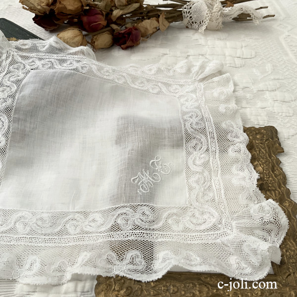 【パリ発送】E1209フランスアンティークレースハンカチ　手刺繍モノグラム麻ローン＆リネンレース 31.5x31cm