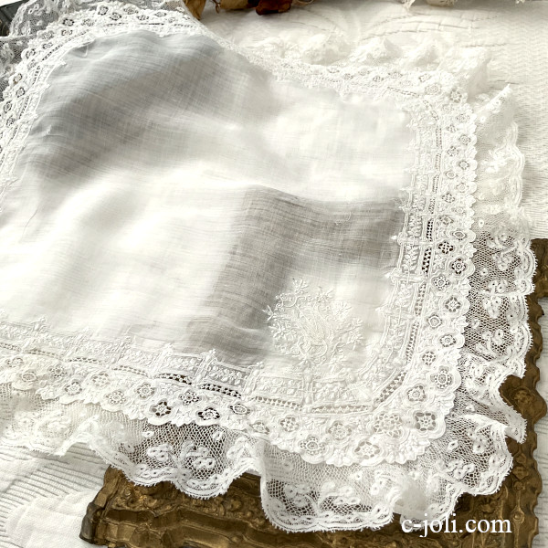 【パリ発送】E1211フランスアンティークレースハンカチ　19世紀手刺繍モノグラム麻ローン＆ヴァランシエンヌレース 38x37cm